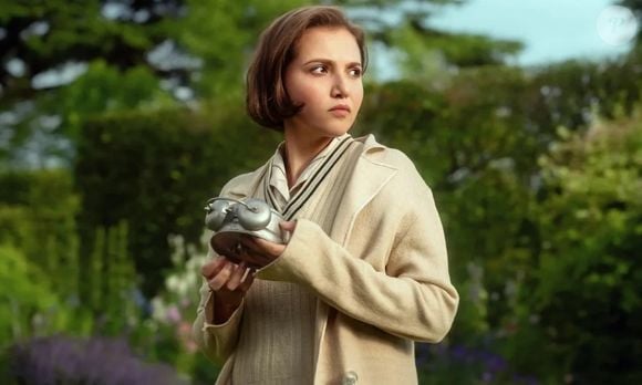 'Os Sete Relógios de Agatha Christie' se passa em uma mansão elegante, onde uma festa sofisticada acaba com um assassinato