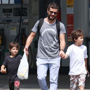 Daniel de Oliveira em foto com os filhos mais velhos quando eles eram crianças