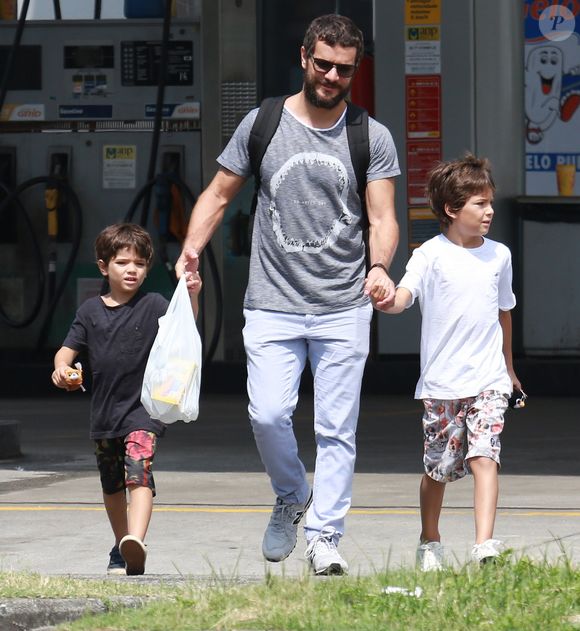 Daniel de Oliveira em foto com os filhos mais velhos quando eles eram crianças
