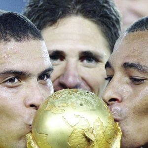 Em 2002, enquanto o corte de cabelo de Ronaldo Fenômeno virava febre e o Brasil conquistava o Pentacampeonato, o Egeo Original chegava às lojas de O Boticário. Mais de duas décadas depois, a fragrância continua despertando a mesma nostalgia dos anos dourados da Seleção