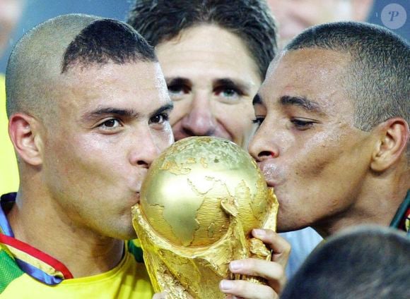 Em 2002, enquanto o corte de cabelo de Ronaldo Fenômeno virava febre e o Brasil conquistava o Pentacampeonato, o Egeo Original chegava às lojas de O Boticário. Mais de duas décadas depois, a fragrância continua despertando a mesma nostalgia dos anos dourados da Seleção