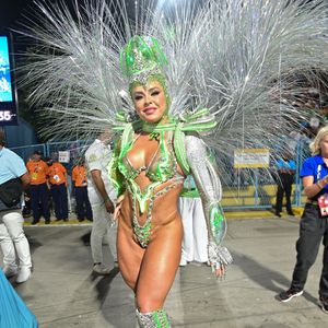 Fabíola de Andrade já está na Sapucaí para o desfile da Mocidade, escola que abre o último dia do Carnaval do Rio de Janeiro
