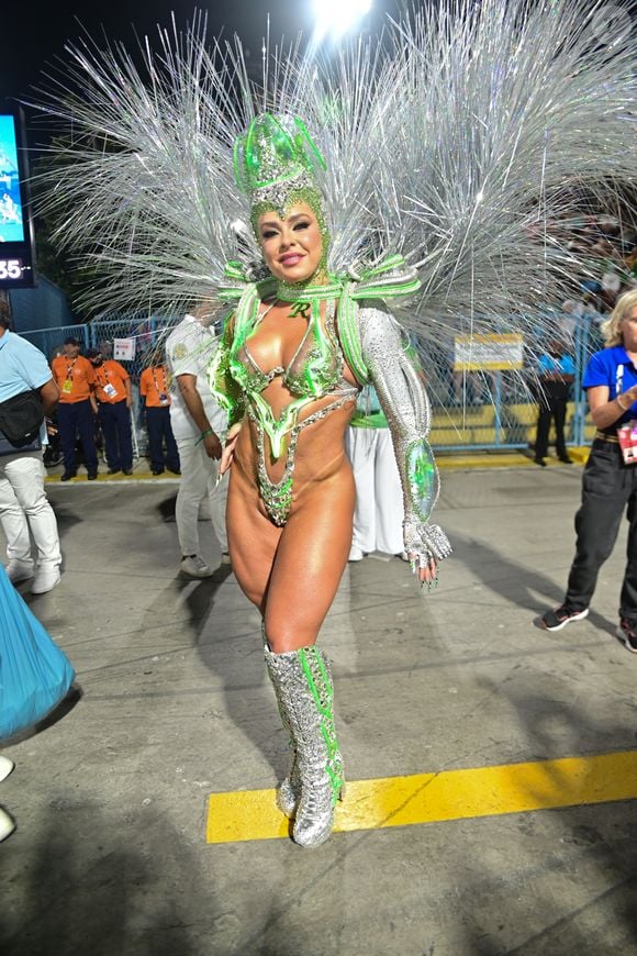 Fabíola de Andrade já está na Sapucaí para o desfile da Mocidade, escola que abre o último dia do Carnaval do Rio de Janeiro