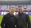 A contratação de Tino Marcos, ao lado de Ronaldo Fenômeno na foto, pelo Porta dos Fundos movimentou famosos e internautas. Segundo comentários publicados no anúncio oficial, artistas como Rafael Portugal, Fê Paes Leme e Ricardo Alface reagiram com humor ao susto causado pela pegadinha