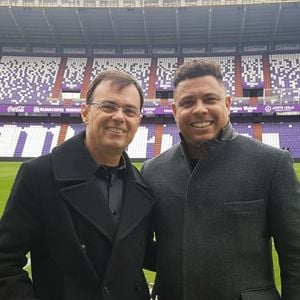 A contratação de Tino Marcos, ao lado de Ronaldo Fenômeno na foto, pelo Porta dos Fundos movimentou famosos e internautas. Segundo comentários publicados no anúncio oficial, artistas como Rafael Portugal, Fê Paes Leme e Ricardo Alface reagiram com humor ao susto causado pela pegadinha