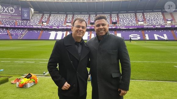 A contratação de Tino Marcos, ao lado de Ronaldo Fenômeno na foto, pelo Porta dos Fundos movimentou famosos e internautas. Segundo comentários publicados no anúncio oficial, artistas como Rafael Portugal, Fê Paes Leme e Ricardo Alface reagiram com humor ao susto causado pela pegadinha