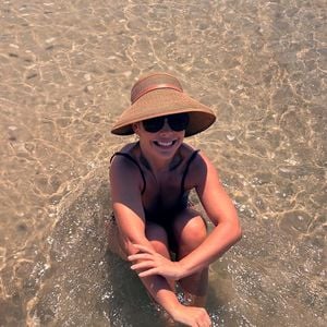 Nesta terça-feira (17), Fernanda Souza apareceu belíssima em uma praia no Rio de Janeiro se refrescando do calor