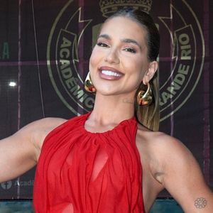 Nem moletom, nem óculos de grau: descobrimos o preço do vestido míni de Virgínia em visita à Grande Rio