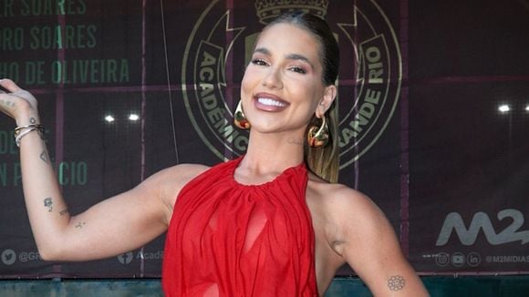 Nem moletom, nem óculos de grau: descobrimos o preço do vestido míni de Virgínia em visita à Grande Rio