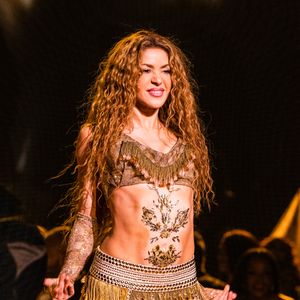 Com a chegada dos 40 anos, Shakira passou a valorizar ainda sua beleza natural com os cachos