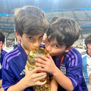 Antonela Roccuzzo explicou que se sente orgulhosa pelo fato dos filhos de Messi o terem visto em atividade no futebol