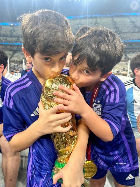 Antonela Roccuzzo explicou que se sente orgulhosa pelo fato dos filhos de Messi o terem visto em atividade no futebol
