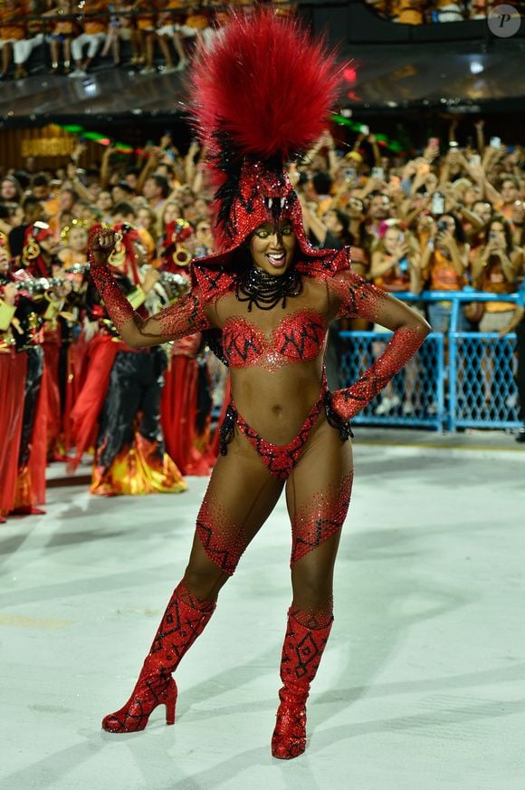 Iza desfilou neste domingo, 15 de fevereiro de 2026