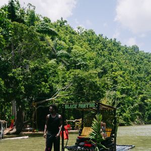 Vini Jr. curte viagem luxuosa pela Jamaica