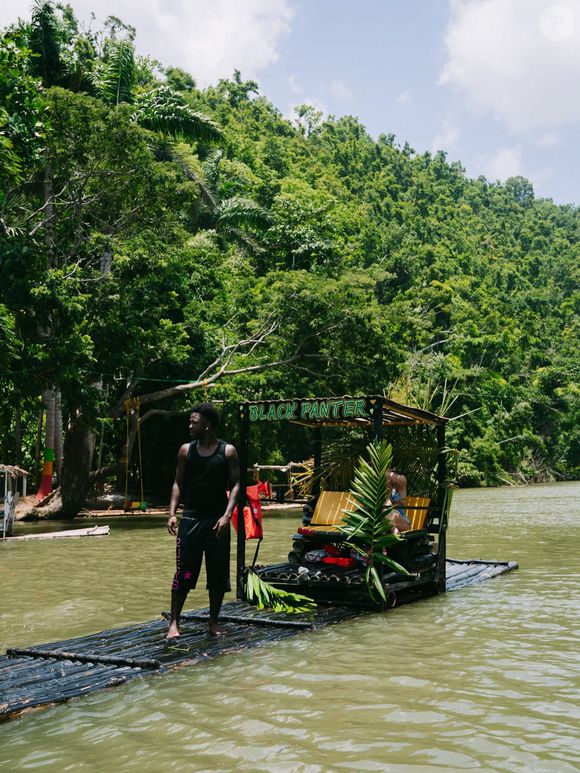 Vini Jr. curte viagem luxuosa pela Jamaica