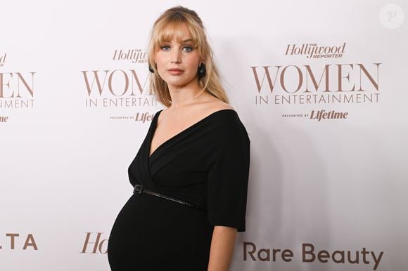 Em outubro, Jennifer Lawrence confirmou à 'Vogue' que está esperando o segundo filho, após ser fotografada com uma 'barriguinha' que anunciava os primeiros meses da gravidez. Ela já é mamãe do pequeno Cy, de 2 anos, fruto do casamento com o galerista Cooke Maroney - com quem se casou em 2019