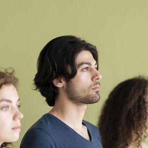 Frase de Ralph Waldo Emerson sobre ser você mesmo provoca reflexão sobre identidade, escolhas pessoais, autenticidade e pressão social