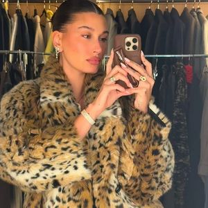 Hailey Bieber dispensa o glúten, açúcar e carne em sua dieta, mas vez ou outra se permite escapar do plano alimentar