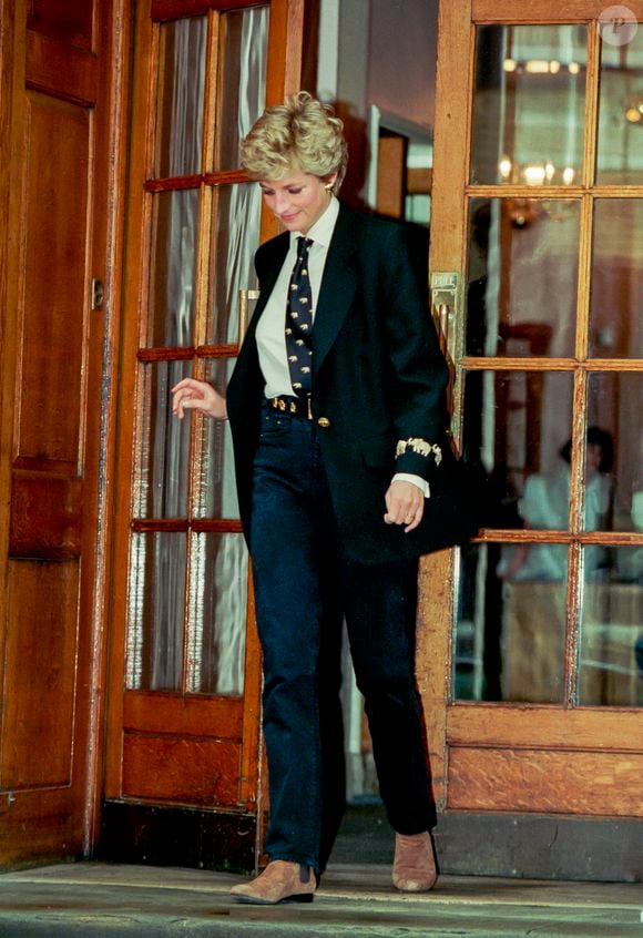 Elegância atemporal! Em março de 1994, Lady Di mostrou mais uma vez por que se tornou um ícone de estilo ao surgir impecável durante visita ao sobrinho recém-nascido no St Mary's Hospital, em Londres. O visual refinado segue como inspiração mais de três décadas depois