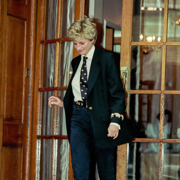Elegância atemporal! Em março de 1994, Lady Di mostrou mais uma vez por que se tornou um ícone de estilo ao surgir impecável durante visita ao sobrinho recém-nascido no St Mary's Hospital, em Londres. O visual refinado segue como inspiração mais de três décadas depois