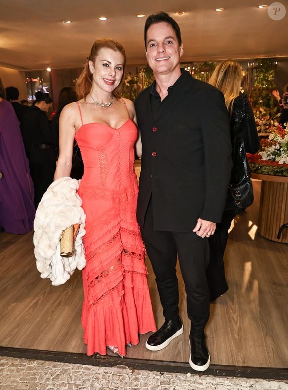 Déborah Albuquerque e Bruno Salomão Albuquerque compareceram no casamento de Thiago Bertoldo e Geórgia Fröhlich na Paróquia Nossa Senhora do Brasil,