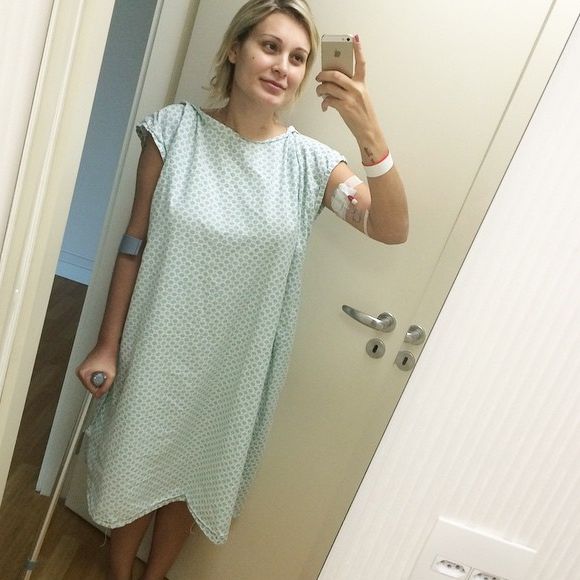 Andressa Urach lançou o livro meses depois de quase morrer por uma infecção generalizada, em decorrência da aplicação de PMMA e hidrogel nas pernas