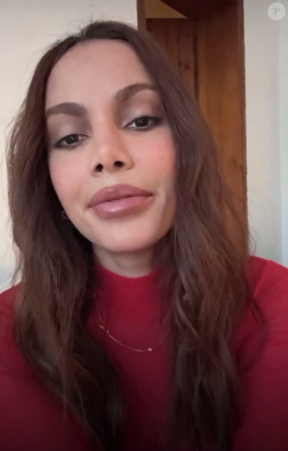 Anitta revelou que pretende deixar seu cabelo natural, que é enrolado, crescer