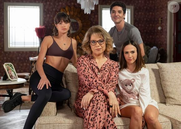 Família maluca em 'Quem ama, cuida': Brigitte (Tata Werneck), Ingrid (Agatha Moreira) , Mau Mau (João Victor Gonçalves) e Pilar (Isabel Teixeira).