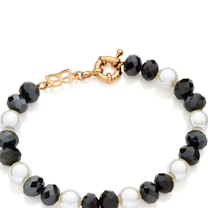 A Pulseira Banhada a Ouro 18K com Pérolas Sintéticas e Cristais, por R$ 315, combina sete pérolas sintéticas de 8 mm com 16 cristais facetados do mesmo tamanho