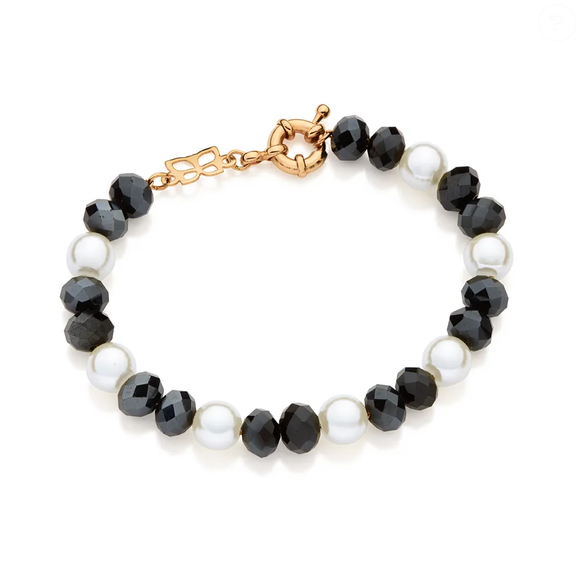 A Pulseira Banhada a Ouro 18K com Pérolas Sintéticas e Cristais, por R$ 315, combina sete pérolas sintéticas de 8 mm com 16 cristais facetados do mesmo tamanho