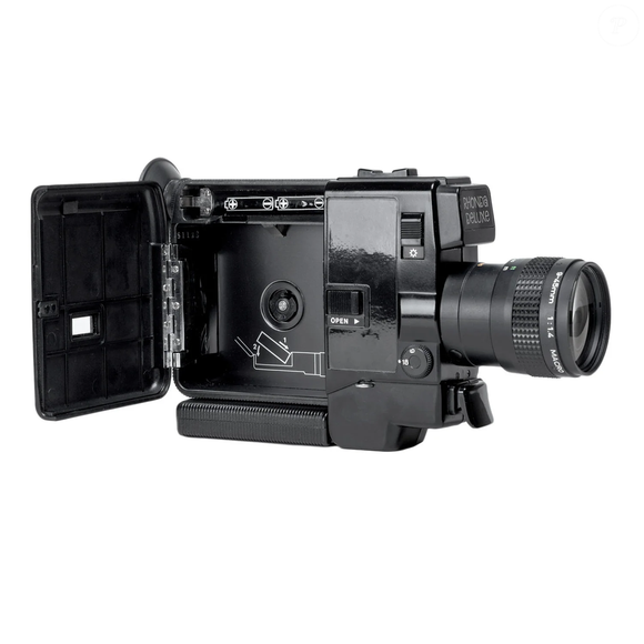 O modelo semelhante ao usado por Bruna Marquezine impressiona pelos detalhes técnicos: lente Canon 8.5mm embutida, abertura automática f/1.0 e visual clássico inspirado nas tradicionais filmadoras Super 8