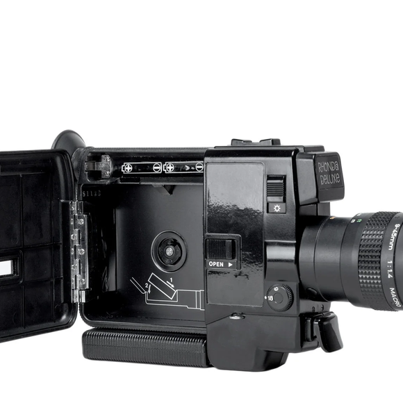 O modelo semelhante ao usado por Bruna Marquezine impressiona pelos detalhes técnicos: lente Canon 8.5mm embutida, abertura automática f/1.0 e visual clássico inspirado nas tradicionais filmadoras Super 8