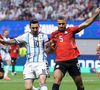 Polêmica na Copa 2026: Hossam Hassan fez o gesto oficial contra o racismo durante Argentina x Egito, recebeu cartão amarelo e dividiu opiniões nas redes