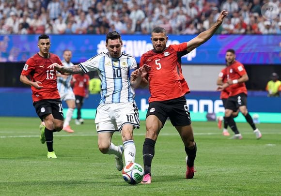 Polêmica na Copa 2026: Hossam Hassan fez o gesto oficial contra o racismo durante Argentina x Egito, recebeu cartão amarelo e dividiu opiniões nas redes