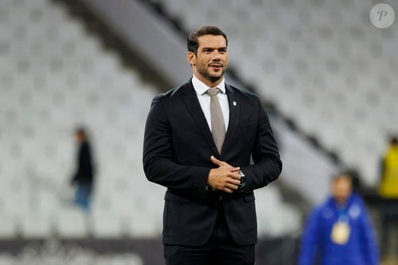 Samir Xaud, presidente da CBF, virou alvo de uma denúncia divulgada por Leo Dias sobre suposto uso de recursos da entidade para custear viagens e hospedagens durante a Copa do Mundo