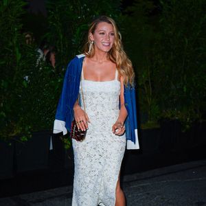 Com cintura império e leve transparência decorada por flores e pequenos brilhos, o midi evoca um mood Bridgerton-chic. A fenda lateral traz sensualidade na medida certa, enquanto o crochê confere textura e leveza.