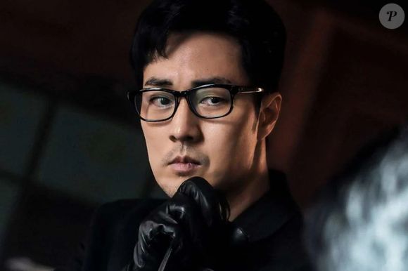 Ninguém sabe que Kim Do-hyeon é, na verdade, um agente especial aposentado e que precisa reativar suas habilidades após o desaparecimento da filha