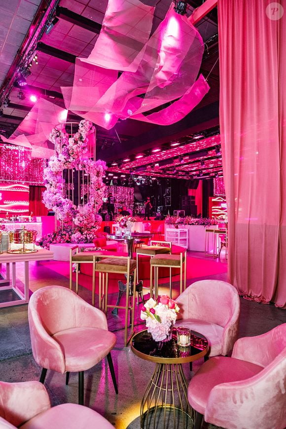 Poltronas de veludo rosa e mesas douradas compõem uma das áreas de lounge da comemoração da WePink