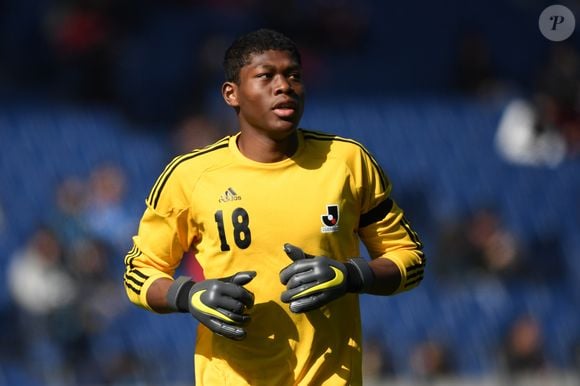 A carreira de Zion Suzuki começou cedo. Aos 16 anos, ele assinou seu primeiro contrato profissional e hoje é considerado o principal nome da nova geração da seleção japonesa