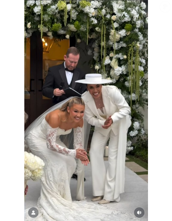 A atleta escolheu um conjunto branco com blazer estruturado, calça de alfaiataria e chapéu, fugindo do tradicional vestido de noiva e reforçando seu estilo autêntico e elegante, já conhecido dentro e fora dos campos.