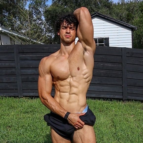 Victor Alexandre anunciou que fará sua primeira competição de fisiculturismo em novembro deste ano