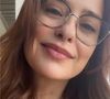 Palomma Duarte, intérprete de Lígia em 'Garota do Momento', abandonou os fios loiros do cabelo e ficou morena.