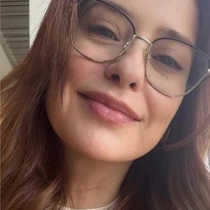 Palomma Duarte, intérprete de Lígia em 'Garota do Momento', abandonou os fios loiros do cabelo e ficou morena.