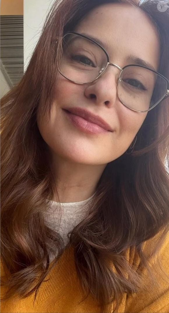 Palomma Duarte, intérprete de Lígia em 'Garota do Momento', abandonou os fios loiros do cabelo e ficou morena.