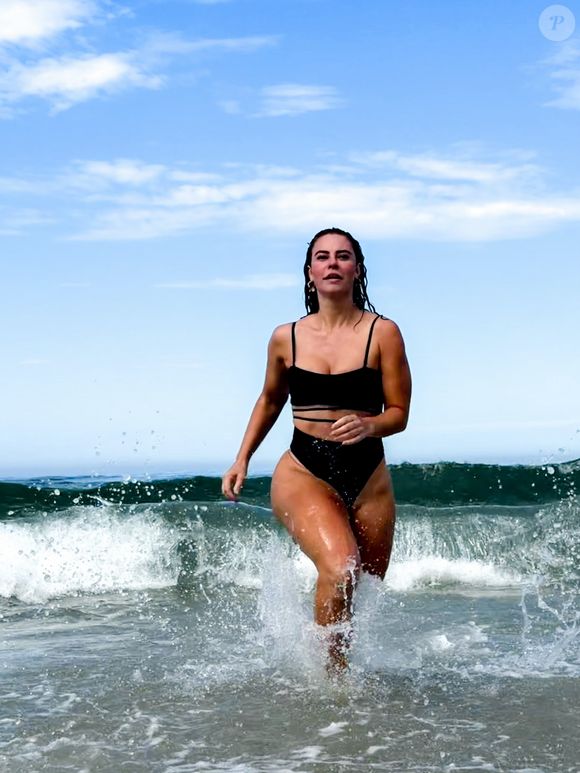 Caminhar na praia descalço pode prejudicar tendões e panturrilhas; entenda