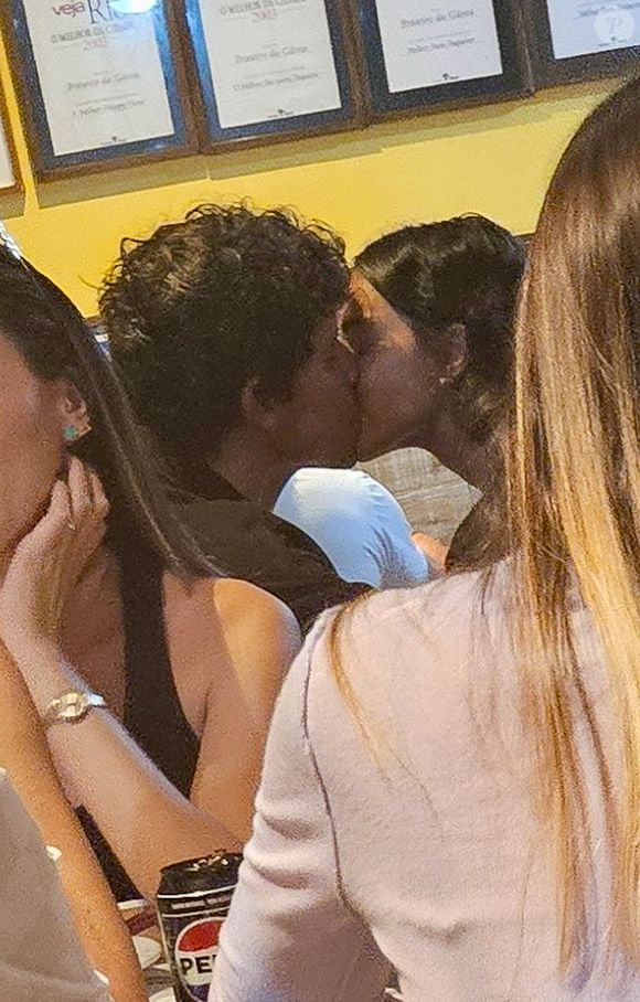 Bruna Marquezine e Shawn Mendes deixaram a discrição de lado e beijaram muito em público!