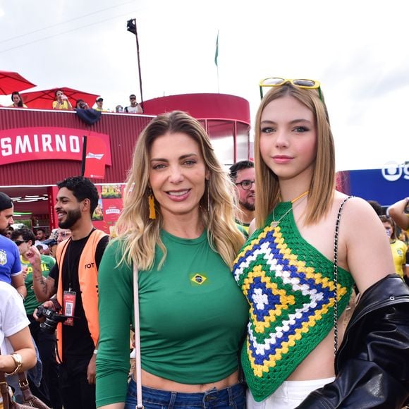 Tal mãe, tal filha! Sheila Mello e Brenda apostaram em looks inspirados no Brazilcore para torcer pelo Brasil em grande estilo