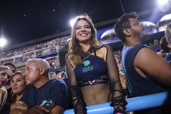 Luciana Gimenez customizou o abadá em um top recortado com transparência, tiras e modelagem ajustada ao corpo