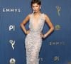 O cabelo de Zendaya ganhou laterais e nuca bem curtas, enquanto o topo preservou volume e textura ondulada, atualizando a estética do pixie que marcou Halle Berry nos anos 2000