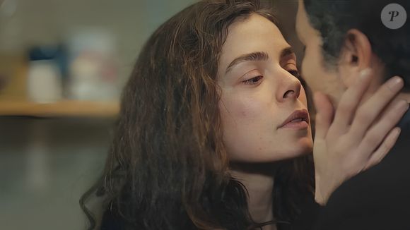 Enver dá conselhos a Bahar e Arif, e Ceyda e Raif durante noivado dos dois casais na última semana da novela 'Força de Mulher', capítulo de 3 de julho de 2025, quinta-feira